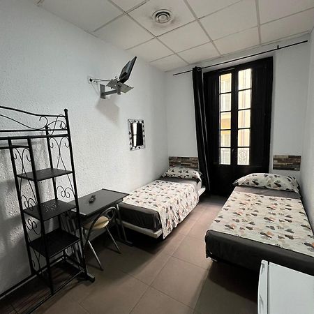 阿利坎特 米兰旅馆酒店 外观 照片 A typical hostel room in Spain