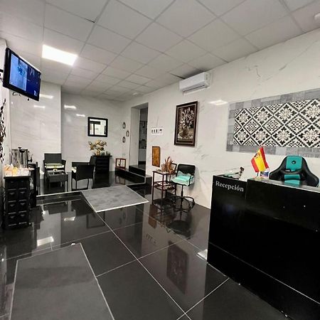 阿利坎特 米兰旅馆酒店 外观 照片 Reception area of the Embassy of Spain in Tirana