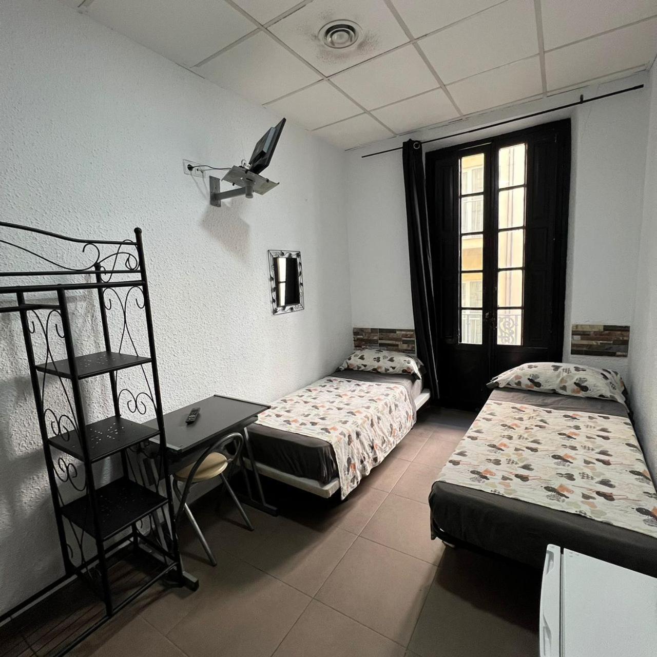 阿利坎特 米兰旅馆酒店 外观 照片 A typical hostel room in Spain