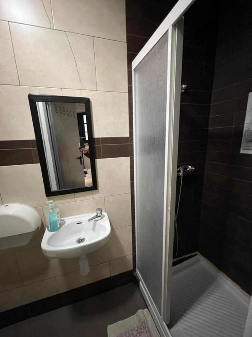 阿利坎特 米兰旅馆酒店 外观 照片 Bathroom in a hotel