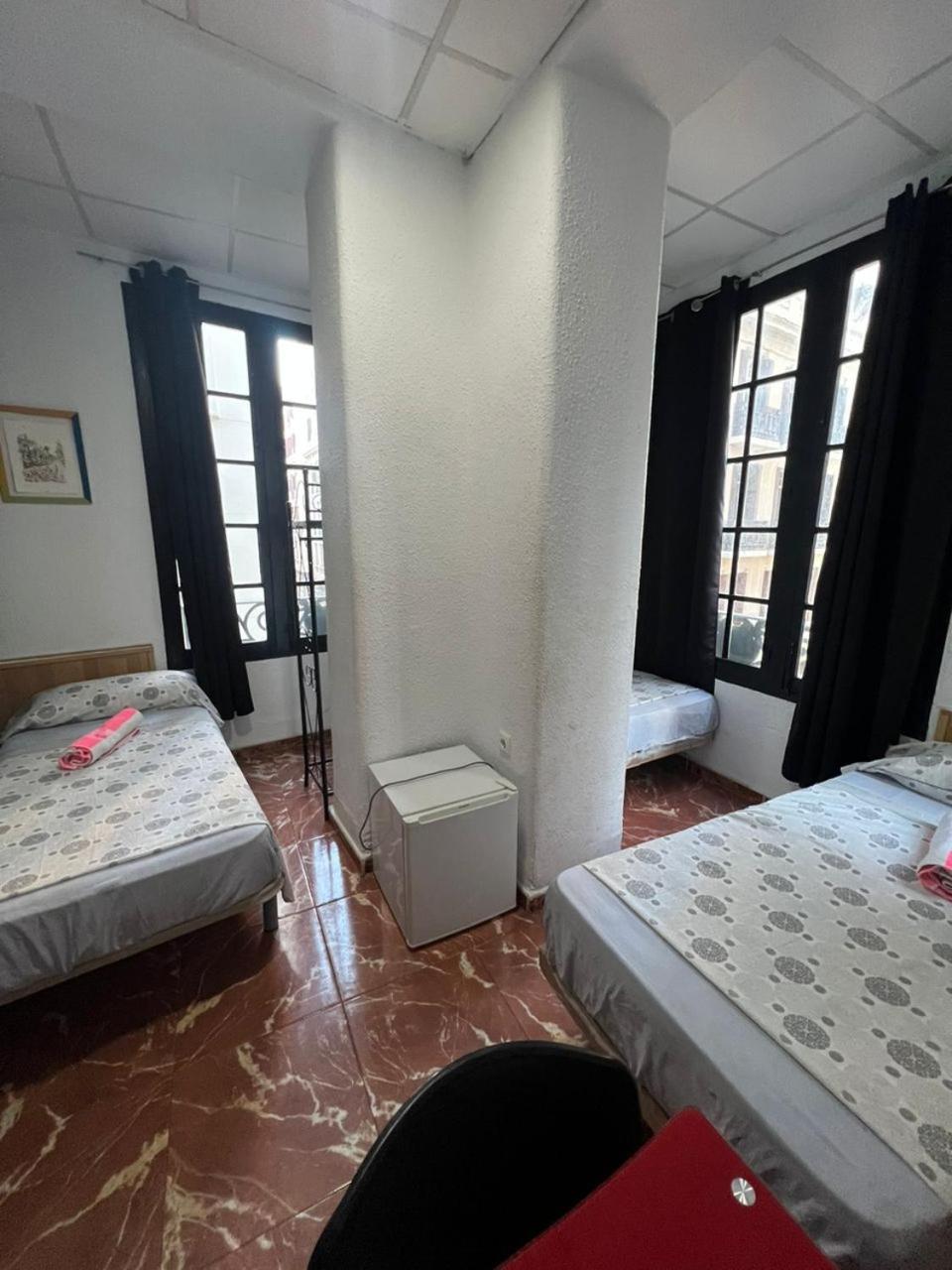 阿利坎特 米兰旅馆酒店 外观 照片 A typical room at a hostal in Spain