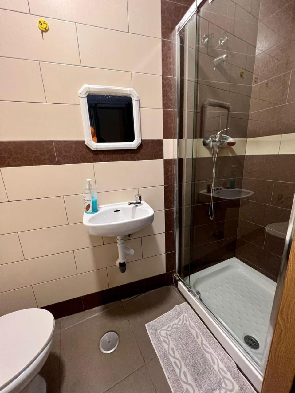 阿利坎特 米兰旅馆酒店 外观 照片 A shower cubicle