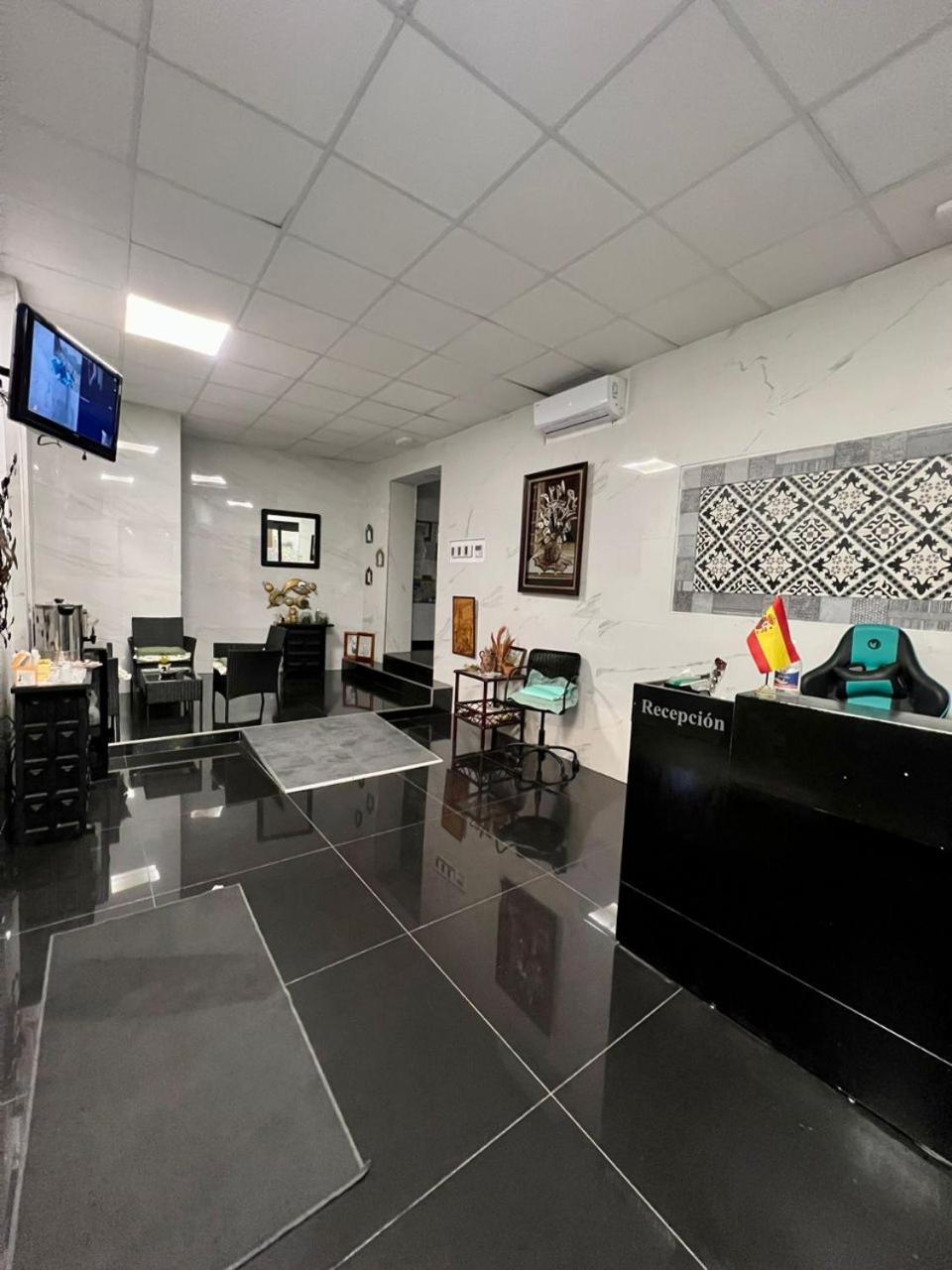 阿利坎特 米兰旅馆酒店 外观 照片 Reception area of the Embassy of Spain in Tirana