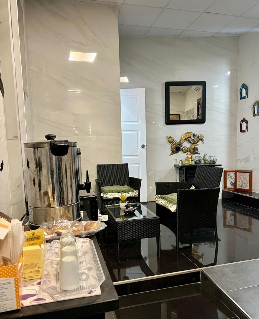 阿利坎特 米兰旅馆酒店 外观 照片 A coffee break