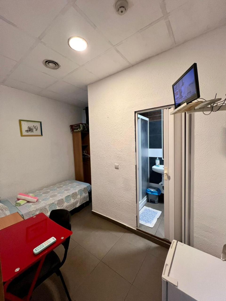 阿利坎特 米兰旅馆酒店 外观 照片 A room in a capsule hotel in Tokyo