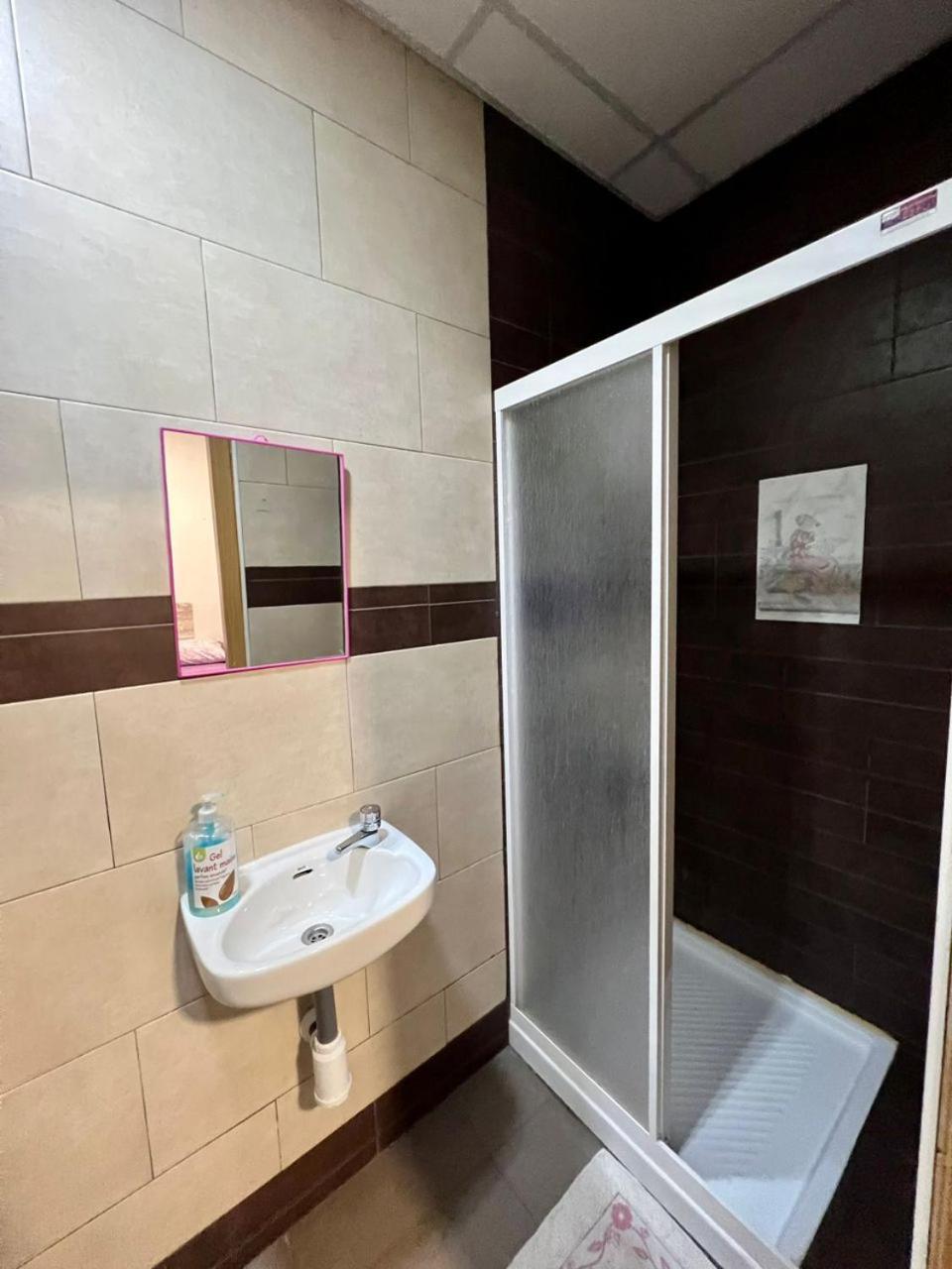 阿利坎特 米兰旅馆酒店 外观 照片 A shower cubicle