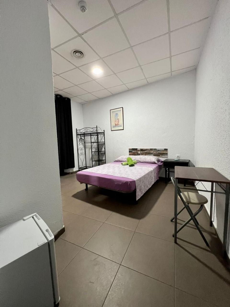 阿利坎特 米兰旅馆酒店 外观 照片 A room in a youth hostel