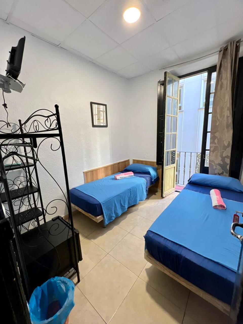 阿利坎特 米兰旅馆酒店 外观 照片 A typical room at the hostel