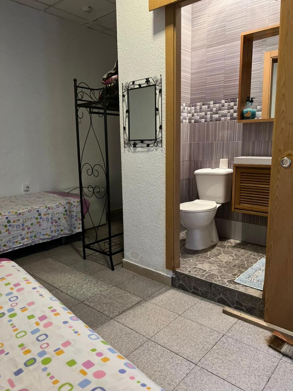 阿利坎特 米兰旅馆酒店 外观 照片 A bathroom in a hostel